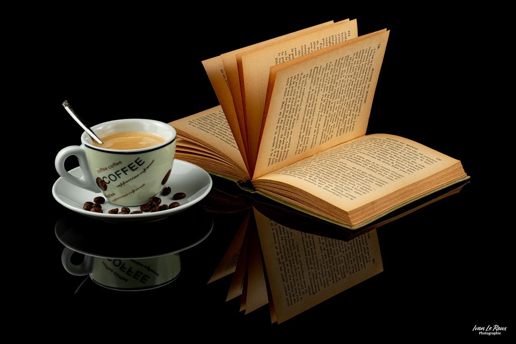 Pause café et lecture Ivan Le Roux Photographe