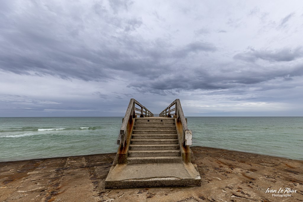 Jetée de Vierville-sur-mer dans le Calvados (14) - une invitation à avancer vers l’inconnu... Photographe Ivan Le Roux