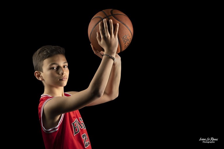 Photo enfant basket ballon studio couleur