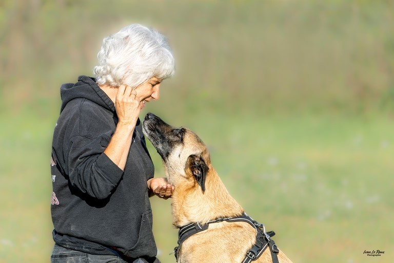 Malinois avec sa maitresse