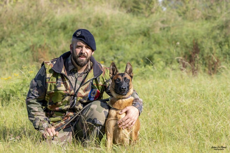 Militaire maitre chien