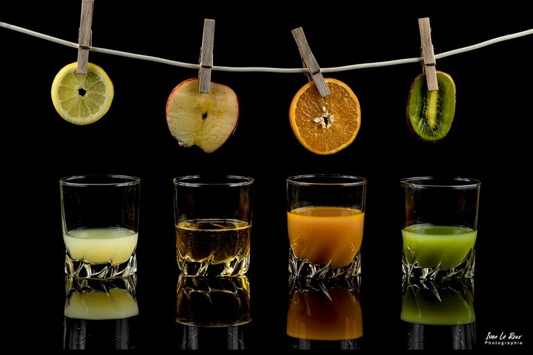  Photo studio jus de fruit distributeur de boisson citron orance kiwi pomme