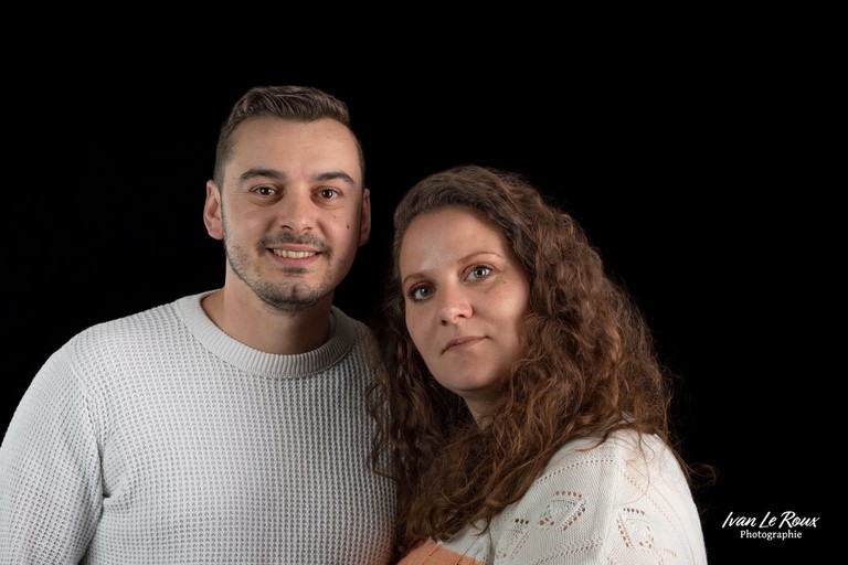 Photo de couple couleur studio
