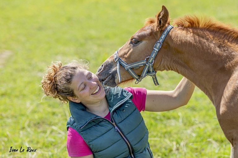 Poulain avec sa maitresse cavalière ostéopathe