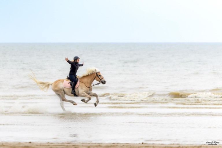 Sans les mains Jessica au galot sur la plage