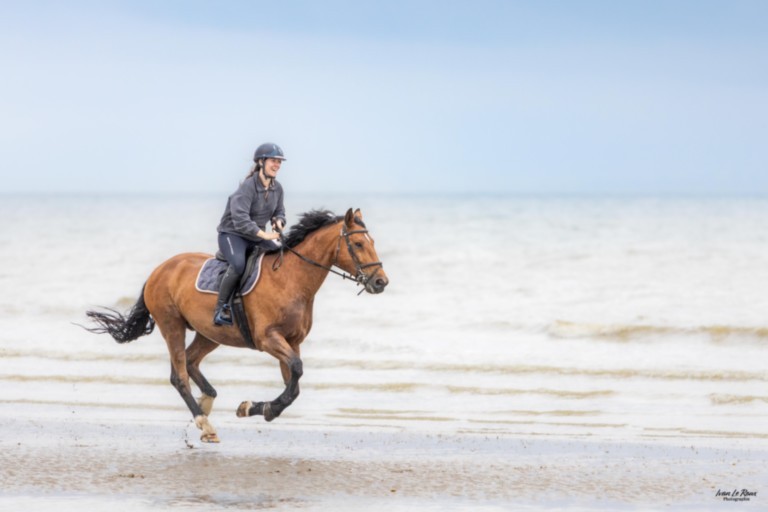 Alexandra au galot sur la plage de Merville