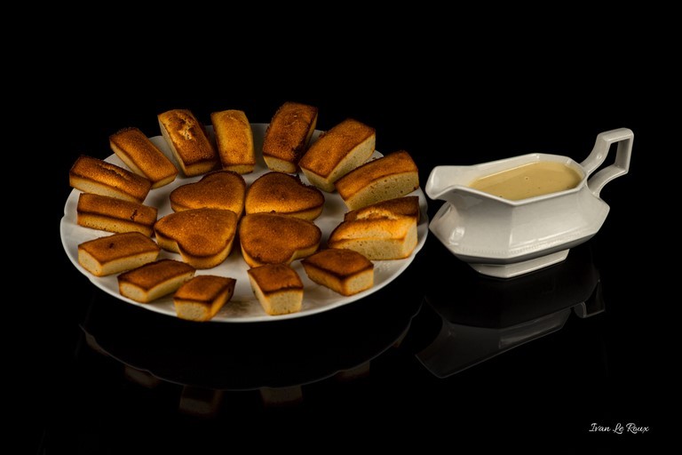 Photo studio gateau avec crème anglaise et plat