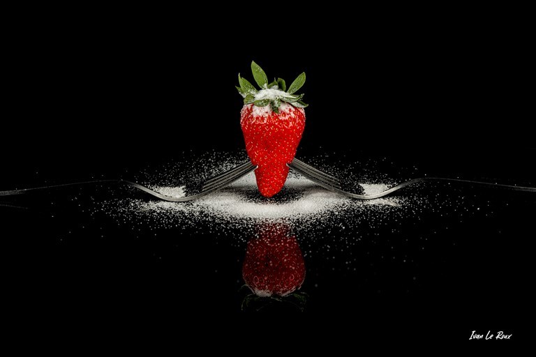 Sucre fraise fouchette studio photo fond noir