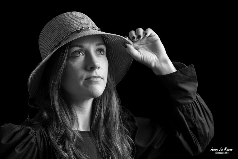 Portrait individuel avec chapeau en noir et blanc