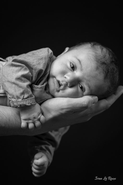 Portrait bébé dans la main noir et blanc