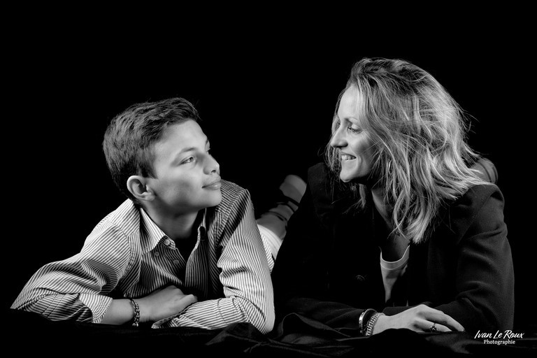 Paolo et sa maman portrait noir et blanc