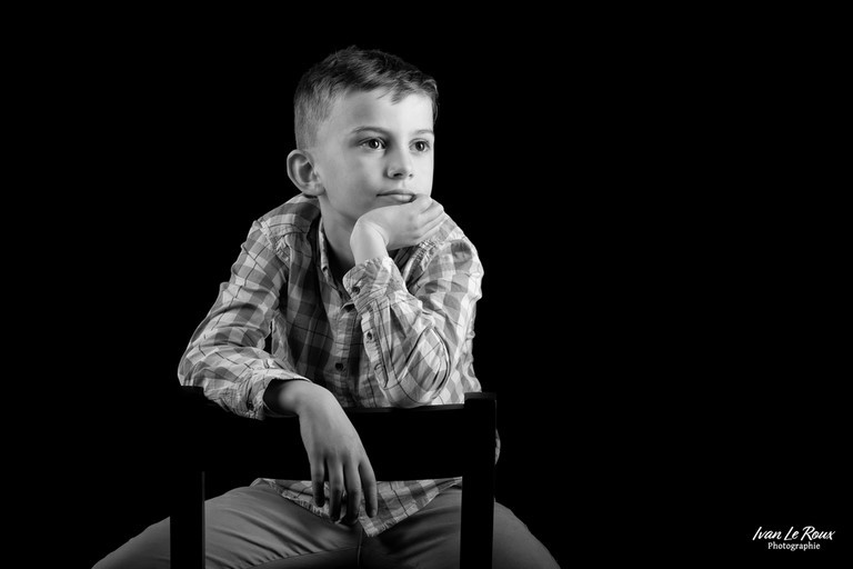 Photo studio enfant sur chaise nashawn