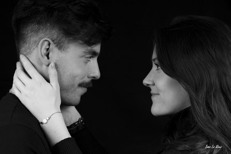 Photo de couple romantique noir et blanc